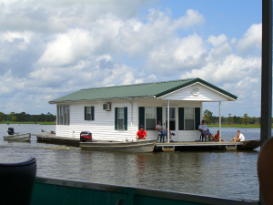 Lake_Bigeaux_houseboat